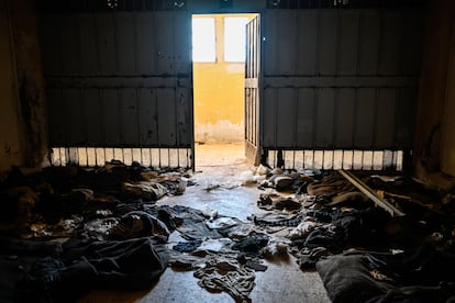Por la prisión militar de Saydnaya, situada a 30 kilómetros al norte de Damasco, pasaron más de 30.000 reclusos. Cuando cayó Bachar el Asad solo quedaban allí entre 3.000 y 4.000 personas. Saydnaya es desgraciadamente famoso por ejecuciones masivas y torturas sistemáticas.