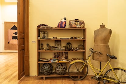 Una bicicleta y un estante con objetos que pertenecían a Paz y Tramini.