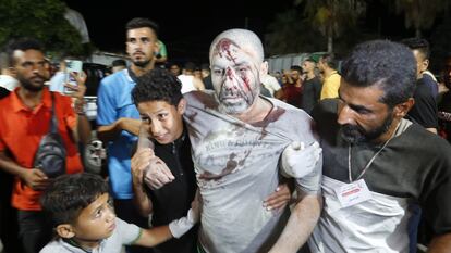 Traslado al hospital Al Aqsa de heridos y muertos en un ataque israelí contra el campo de refugiados de Maghazi, el lunes en Deir al Balah (Gaza).