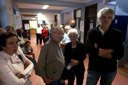 Un grupo de personas espera su turno para votar en un centro electoral en Lisboa, este domingo.