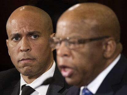 El senador Cory Booker (I) y el congresista John Lewis en el Senado