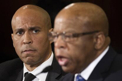 El senador Cory Booker (I) y el congresista John Lewis en el Senado