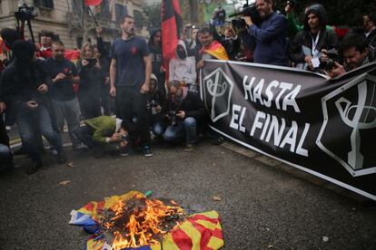 Una estelada ha estat cremada durant la manifestació feixista d'aquest matí.