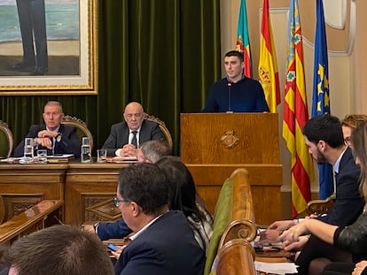 Imagen del pleno del Ayuntamiento de Castellón, este miércoles, durante la intervención del socialista Jorge Ribes.
