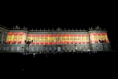Un espectáculo de luces y sonido sobre la fachada del Palacio Real de Madrid ha servido en la noche del domingo 11 de octubre de preludio de la Fiesta Nacional.