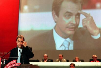 Zapatero, durante su intervención en el acto de clausura del 35º Congreso Federal del PSOE, en el año 2000.