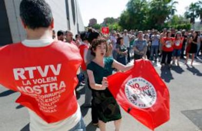 Trabajadores de Canal 9 realizan una protesta en el exterior de la sede de la televisin autonmica por el anuncio del Expediente de Regulacin de Empleo (ERE) que afectar a un mximo de 1.295 empleados de la Radiotelevisin Valenciana (RTVV).