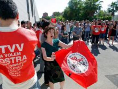 Trabajadores de Canal 9 realizan una protesta en el exterior de la sede de la televisión autonómica por el anuncio del Expediente de Regulación de Empleo (ERE) que afectará a un máximo de 1.295 empleados de la Radiotelevisión Valenciana (RTVV).