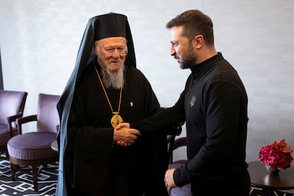 Bartholomew I, Patriarch of Constantinople, greets the President of Ukraine, Volodymyr Zelensky, this Saturday in Lucerne (Switzerland). 