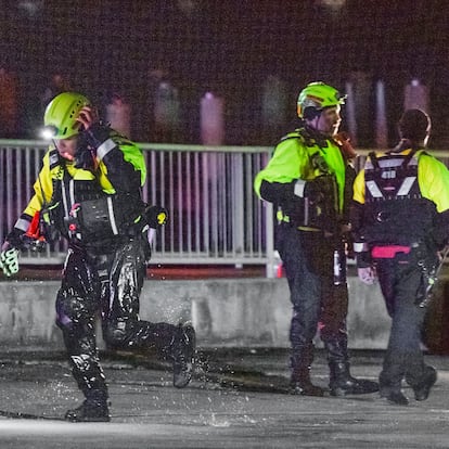 Washington (United States), 30/01/2025.- Rescue teams stage to help search the Potomac River after a commercial airplane reportedly collided with a military helicopter on approach to Ronald Reagan National Airport in Washington, DC, USA, 29 January 2025. According to a preliminary statement from the United States Federal Aviation Administration (FAA), a PSA Airlines Bombardier CRJ700 regional jet that departed earlier today from Wichita, Kansas collided in midair with a Sikorsky H-60 helicopter while on approach to Reagan Washington National Airport. (Estados Unidos) EFE/EPA/SHAWN THEW
