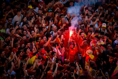 Los aficionados encienden una bengala durante la celebración de la Eurocopa. 
