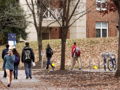 Estudantes caminham pelo campus da Universidade de Virginia, onde uma estudante relatou ter sofrido um estupro coletivo.