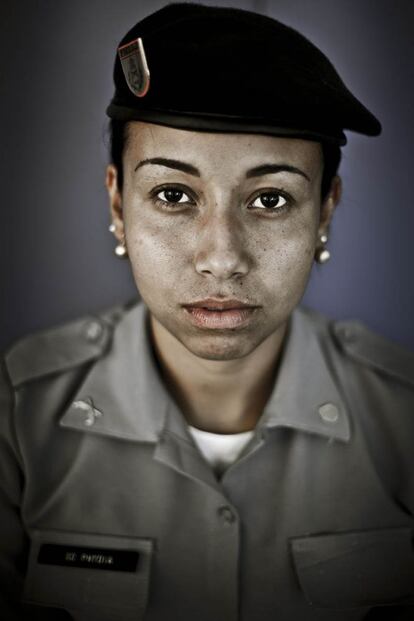 Rosa, Policía Militar de la UPP (Unidad de Policía Pacificadora) de Nova Brasilia en el Complejo Alemao.