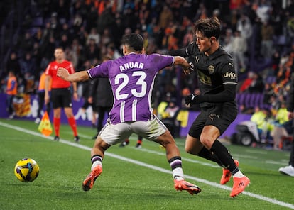 Anuar, autor del gol del Valladolid, pelea la posesión del balón con Jesús Vázquez.