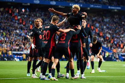 Lamine Yamal es levantado por sus compañeros, tras la victoria del Barça en el RCDE Stadium.