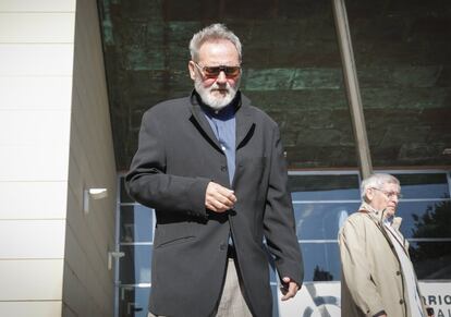 El escultor Miquel Navarro, sale de la capilla ardiente de Carmen Alborch, en el Sanatorio Municipal de Valencia, el 25 de octubre de 2018. 