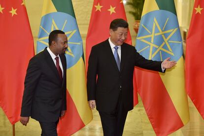 El presidente chino, Xi Jinping (a la derecha), antes de una reunión con su homólogo etíope, Abiy Ahmed, en el Gran Salón del Pueblo en Pekín el 24 de abril de 2019.