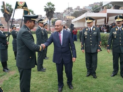 El ministro del Interior Wilfredo Pedraza, al lado de Lui Praeli (extremo derecho), uno de los mandos policiales retirado de su cargo.