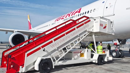 Empleados del handling de Iberia junto a un avión de la aerolínea.