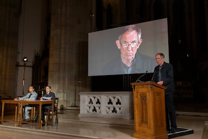 Safira Robens, Mavie Hörbiger (sentadas) y Stephan Rehm (de pie) en un momento del espectáculo 'El proceso Pelicot. Un tributo a Gisèle Pelicot', en la iglesia de St. Elisabeth, en Viena.