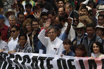 Cuauhtémoc Cárdenas (al centro), en la manifestación.