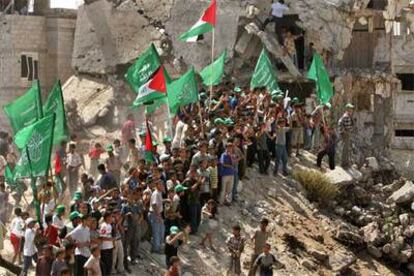 Seguidores de Hamás celebran ayer la retirada israelí de Gaza, frente al asentamiento de Neve Dekalim.