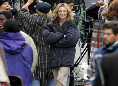 La actriz Julianne Moore pasea por el set de grabación en la Ciudad Vieja de Montevideo (Uruguay), donde se está rodando la película "Blindness", del director Fernando Meirelles