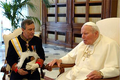 El embajador español Jorge Dezcallar, en el acto de presentación de credenciales al papa Juan Pablo II en junio pasado.