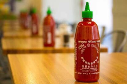 La Sriracha es otra de esas adictivas salsas picantes que puedes utilizar para una vinagreta