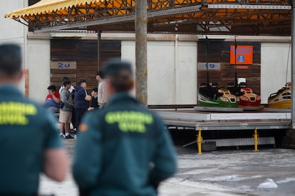 Varios agentes de la Guardia Civil vigilan la zona donde se produjo el atropello de ocho personas, en Burela (Lugo). 