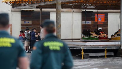 Varios agentes de la Guardia Civil vigilan la zona donde se produjo el atropello de ocho personas, en Burela (Lugo).