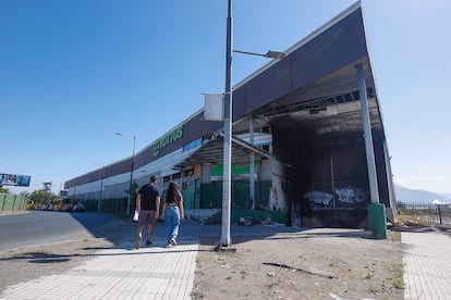 Frente del supermercado Tottus, cerrado definitivamente tras ser incendiado y saqueado durante las protestas callejeras en Puente Alto, Santiago de Chile, el 16 de diciembre de 2012.