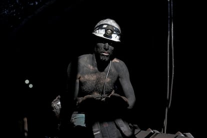 Un obrero sale de la mina de carbón Santa Bárbara, cerca de la localidad de Aura (Estado de Coahuila) en marzo de 2021.