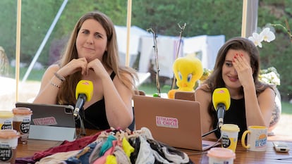 Carolina Iglesias y Victoria Martín, presentadoras del podcast 'Estirando el chicle'.
