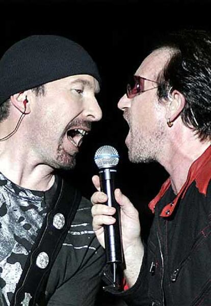 The Edge y Bono, durante la actuación de anoche.