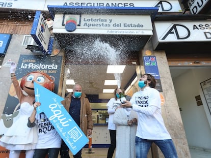 Trabajadores de la administración de lotería de Reus celebran el Gordo del sorteo de Navidad.