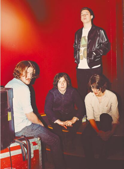 <b>De izquierda a derecha, Jamie Cook, Nick O'Malley
y Alex Turner. De pie, Matt Helders. Los todavía jóvenes componentes de Arctic Monkeys. </b>