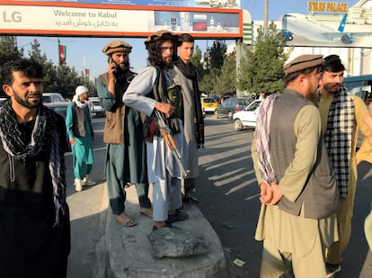 Vários talibãs esperam do lado de fora do aeroporto Hamid Karzai de Cabul, nesta segunda-feira.