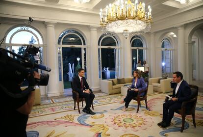 El presidente del Gobierno, Pedro Sánchez, durante la primera entrevista que concede, a TVE, en La Moncloa.