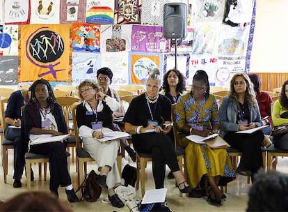 Un grupo de mujeres de diferentes nacionalidades asisten, en Panxón, a un grupo de trabajo organizado por la Marcha Mundial de las Mujeres.