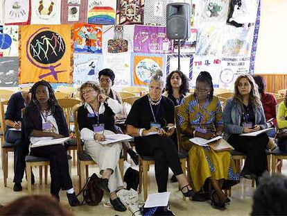 Un grupo de mujeres de diferentes nacionalidades asisten, en Panxón, a un grupo de trabajo organizado por la Marcha Mundial de las Mujeres.