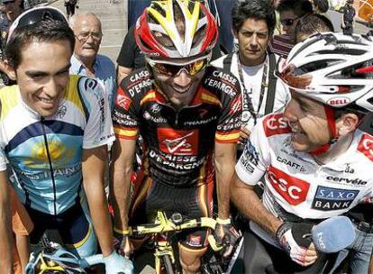 Contador, Valverde y Sastre bromean en los instantes previos a la salida de la etapa de Ciudad Real.