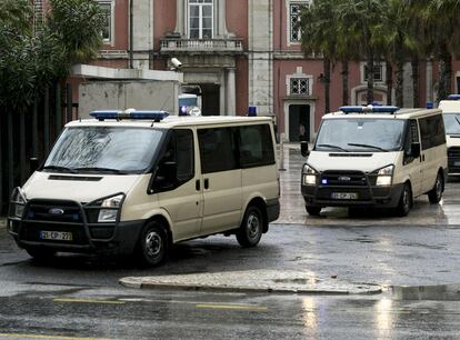 Traslado en furgones de García y Yáñez al tribunal lisboeta.