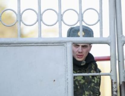 Un soldado ucranio en Yevpatoria (Crimea).