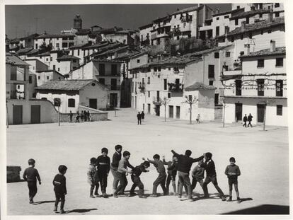 'Niños jugando en la plaza', 1978.