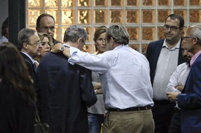 El alcalde, Florentino Pérez, Ana Botella y Jaime Lissavetzky, en La Paz, donde está hospitalizado Manuel Cobo.