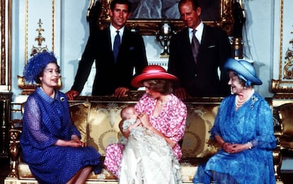 Diana, con Guillermo en brazos, rodeada de la reina Isabel, la reina madre, Carlos de Inglaterra y Felipe de Edimburgo.