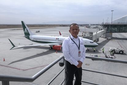 Isidoro Pastor Román, frente a un avión de Mexicana.