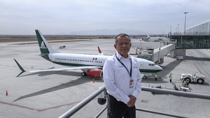 Isidoro Pastor Román, frente a un avión de Mexicana.