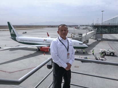 Isidoro Pastor Román, frente a un avión de Mexicana.